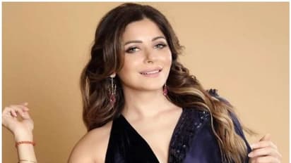 ബോളിവുഡ് ഗായികയ്ക്ക് കൊവിഡ്; ലണ്ടനില് പോയത് മറച്ചുവച്ചു, നാട്ടിലെത്തിയിട്ട് ആഡംബര പാര്ട്ടിയും നടത്തി