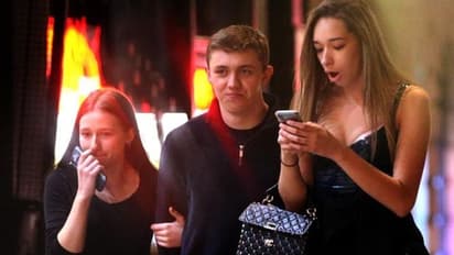 'ഒരു വശത്ത് ആളുകള്‍ മരിക്കുന്നു, മറുവശത്ത് ആഘോഷങ്ങളോടെ പബ്ബും ബാറും'