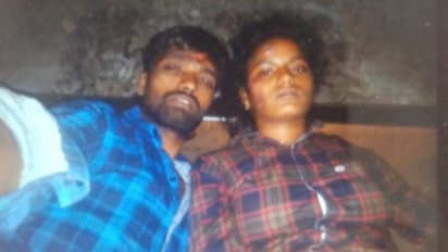 தண்டவாளத்தில் தலை வைத்து செல்பி..! திருமணமான கையோடு விபரீத முடிவெடுத்த காதல் ஜோடி..!