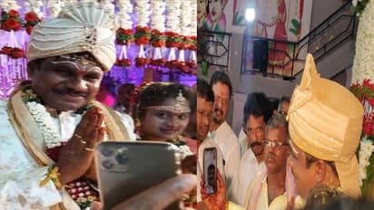 కరోనా ఎఫెక్ట్... వధూవరులను వినూత్నంగా ఆశీర్వదించిన టీఆర్ఎస్ ఎంపీ