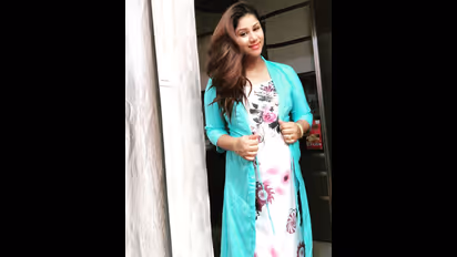 தாய்மை பேரழகு..! விதவிதமான உடையில் கர்ப்பமாக இருக்கும் ரகரகமான புகைப்படம் வெளியிட்ட ஆலியா! போட்டோ கேலரி!