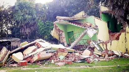 আসানসোলে 'খনি গর্ভে' তলিয়ে গেল দোতলা বাড়ি, বরাতজোরে রক্ষা পেল একটি পরিবার