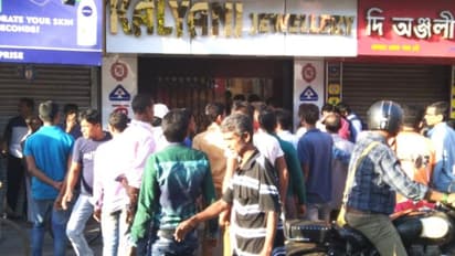 করোনার নাম ভাঁড়িয়ে ডাকাতি, মাস্ক পরে দিনেই সোনার দোকান লুঠ