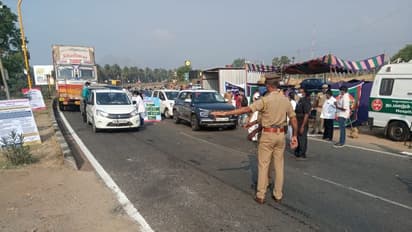 അതിർത്തി കടത്തില്ലെന്ന് സർക്കാർ ആവർത്തിച്ചിട്ടും പാസില്ലാത്തവർ വാളയാറിലെത്തി കാത്തിരിക്കുന്നു