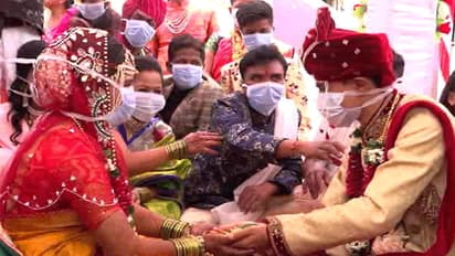 ಮಾಸ್ಕ್ ಧರಿಸಿಯೇ ಸಪ್ತಪದಿ, ಮದುವೆಗೆ ಬಂದವರಿಗೆ ಸಿಕ್ತು ಸ್ಪೆಷಲ್ ಗಿಫ್ಟ್!