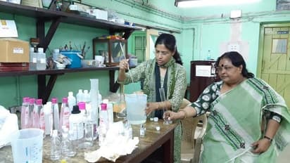 করোনা মোকাবিলায় নয়া উদ্য়োগ, স্যানিটাইজার বানাচ্ছে লেডি ব্রেবোর্ন কলেজ