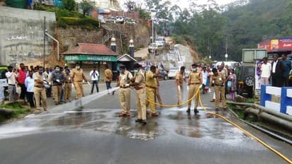 കൊവിഡ് 19: ചെറുത്ത് നിൽപ്പിന്റെ പാഠങ്ങളുമായി മൂന്നാര് പൊലീസ്, ടൗണിൽ ശുചീകരണ പ്രവര്ത്തനങ്ങള് നടത്തി