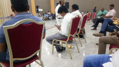 కేసీఆర్ ప్రెస్ మీట్ లో ఇలా: విలేకరుల కుర్చీల మధ్య మీటరు దూరం