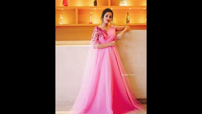 அடுத்த நயன்தாரா இவங்க தான் போல... விருது விழாவில் விதவிதமாய் போஸ் கொடுத்த அனிகா சுரேந்திரன்...!