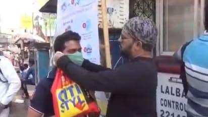 করোনা আতঙ্কে মানবিক উদ্যোগ, বিনা পয়সায় মাস্ক বিলি গড়িয়ার দম্পতির