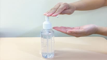 മുംബൈയിൽ വൻ സാനിറ്റൈസർ വേട്ട: പൂഴ്ത്തിവച്ച രണ്ടരലക്ഷം സാനിറ്റൈസർ പിടിച്ചെടുത്തു