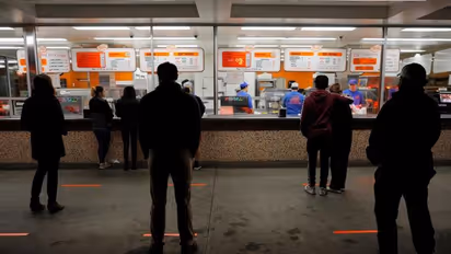 സാമൂഹിക അകലം പാലിക്കൂ, കൊറോണയെ അകറ്റൂ; ചിത്രങ്ങള്‍ കാണാം