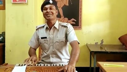 ক্যানসারের বিরুদ্ধে লড়ছেন পুলিশকর্মী গোলক, তবুও হাসিমুখে গান বাঁধলেন করোনার জন্য