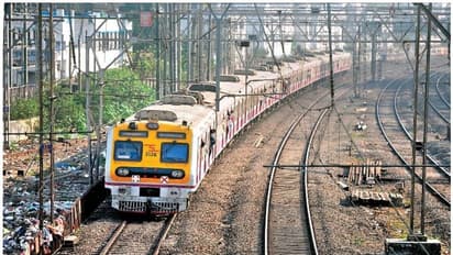 മുംബൈ സബർബൻ ട്രെയിനുകളിൽ യാത്രക്കാർക്ക് നിയന്ത്രണം; അവശ്യ സർവീസ് ജോലിക്കാരെ മാത്രം കടത്തിവിടും