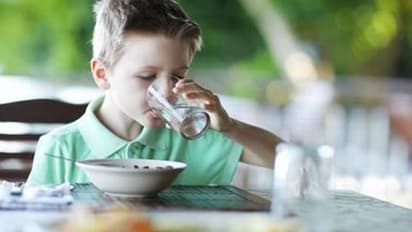 ഭക്ഷണത്തിനിടെ വെള്ളം കുടിക്കാറുണ്ടോ...?