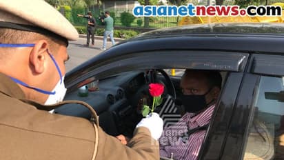 ജനതാ കർഫ്യൂ ദിനത്തിൽ പുറത്തിറങ്ങിയവർക്ക് പനിനീർപ്പൂക്കൾ നൽകി തിരിച്ചയച്ച് ദില്ലി പൊലീസ്