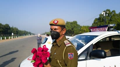 'বাড়িতেই থাকুন', জনতা কারফুতে গোলাপ হাতে আর্জি দিল্লি পুলিশের, প্রশংসায় নেটিজেনরা