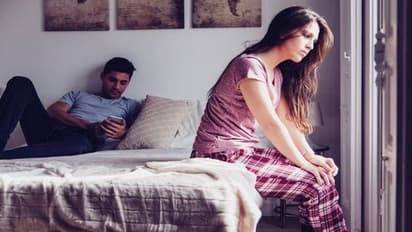 रिश्तों में कड़वाहट घोल देती हैं ये 5 बातें, इनसे बच कर ही रह सकते हैं खुशहाल