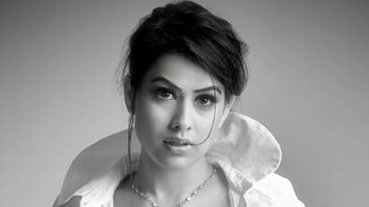 షర్ట్ బటన్, జిప్ తీసేసి ఎక్స్ పోజింగ్.. ఈమె రచ్చ మామూలుగా లేదుగా(హాట్ పిక్స్)