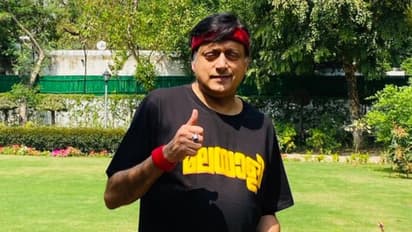 'സ്വയം ആരോ​ഗ്യം കാത്തുസൂക്ഷിച്ചുകൊണ്ട് ആരോഗ്യപ്രവർത്തകർക്ക് നന്ദി പറയാം': ശശി തരൂർ