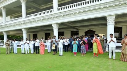 వైద్య సిబ్బందికి సంఘీభావంగా చప్పట్లు కొట్టిన కేసీఆర్, జగన్ (ఫోటోలు)