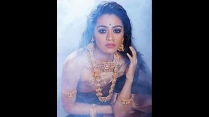 குடும்ப குத்து விளக்காக நடித்த காயத்ரியா இது?... மார்டன் உடையில் என்னமா போஸ் கொடுத்திருக்காங்க...!