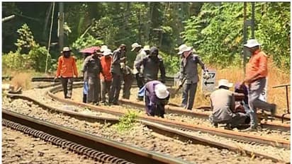 കൂട്ടമായുള്ള ജോലി, സുരക്ഷാമാര്‍ഗങ്ങളില്ല; പ്രതിസന്ധിക്കിടയിലും നാടിനായി കൈകോര്‍ത്ത് ഇവര്‍