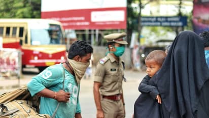 దేశం లాక్ డౌన్.. గాయపడిన భార్యను సైకిల్ పై..