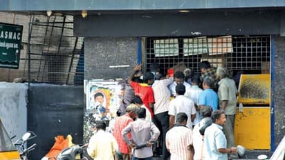 TASMAC: டாஸ்மாக் கடைக்கு போய்வர ஃப்ரீ பஸ் சர்வீஸ் வேணும்.. டைரெக்டா கலெக்டரிடம் மனுகொடுத்த செங்கோட்டையன்.!