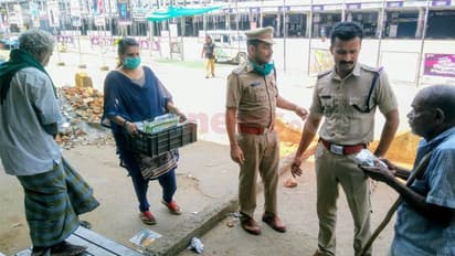 കൊവിഡ് 19; തെരുവിലെ 20 പേര്‍ക്ക് ഭക്ഷണവുമായി എസ്‌ഐ എത്തി, 'സല്യൂട്ട്' നല്‍കി തിരൂരുകാര്‍