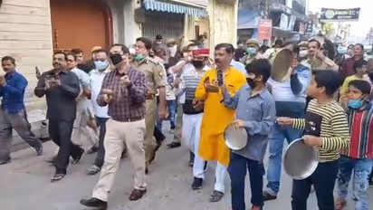 ഉത്തര്പ്രദേശില് ജനത കര്ഫ്യൂവിനിടെ ജനങ്ങളുടെ ഘോഷയാത്ര; കൂടെ എസ്പിയും ജില്ലാ മജിസ്ട്രേറ്റും, വിവാദം