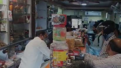 লকডাউনের আগে দেদার 'মিষ্টিমুখ', খদ্দের সামলাতে গিয়ে হিমশিম খেলেন দোকানের কর্মীরা