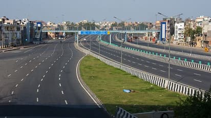 కరోనా ఎఫెక్ట్: కరీంనగర్ రోడ్లపై బారికేడ్లు