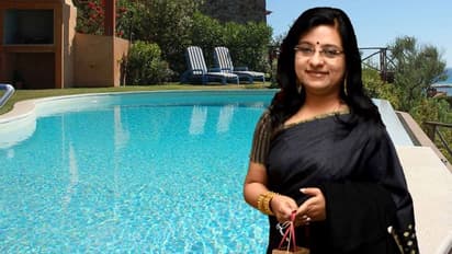 লক ডাউনের মধ্যেও চালু ডোনার সুইমিং পুল, প্রশ্ন মহারাজ ঘরনীর সচেতনতা নিয়ে