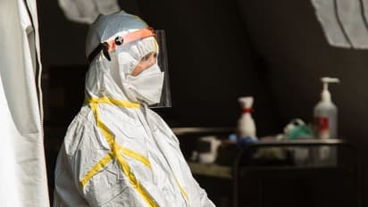 ಮನೆಯಲ್ಲೇ ಕೊರೋನಾ ಔಷಧಿ ಮಾಡಿಕೊಂಡು ಪತಿ ಸಾವು, ಪತ್ನಿ ಆಸ್ಪತ್ರೆಗೆ!