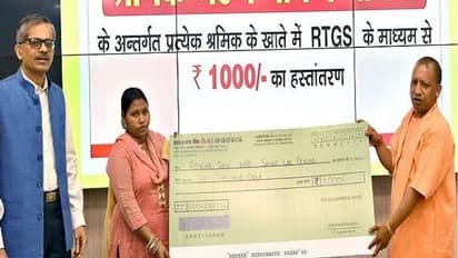 यूपी में कोरोना से जंग तेज, 20 लाख से ज्यादा मजदूरों के बैंक अकाउंट में पहुंचा एक-एक हजार