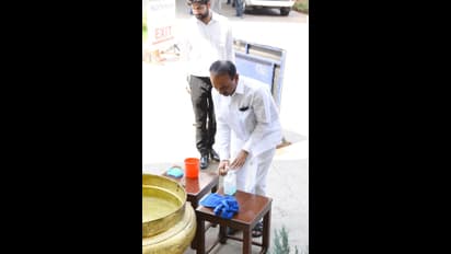 ప్రగతి భవన్ లో చేతులు కడిగిస్తున్నారు (ఫొటోలు)