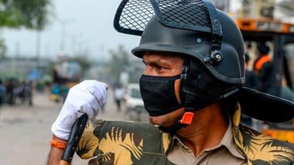 లాక్డౌన్ ఉల్లంఘన: యువకుడిని చావబాది, మూత్రం తాగించిన పోలీసులు