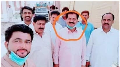 കൊവിഡ് 19 രോഗിയുമൊത്ത് സെല്ഫി; പാകിസ്താനില് ആറ് ഉദ്യോഗസ്ഥരെ പുറത്താക്കി