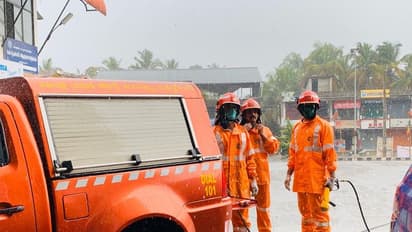 വയനാട്: കോരിച്ചൊരിയുന്ന മഴയത്തും പൊതുസ്ഥലങ്ങള്‍ അണുവിമുക്തമാക്കി അഗ്‌നിശമനസേന