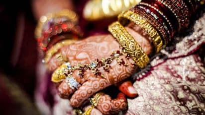 ലോക്ക് ഡൗണ് തടസമായി; വീഡിയോ കോളിലൂടെ വിവാഹം നടത്തി വധൂവരന്മാർ !