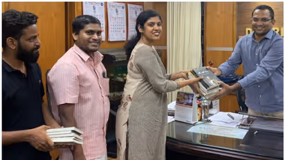 ഐസൊലേഷനിലുള്ളവര്‍ക്ക് സ്വാന്തനമേകാന്‍ പുസ്തകക്കൂട്ടുമായി യുവജനകമ്മീഷന്‍