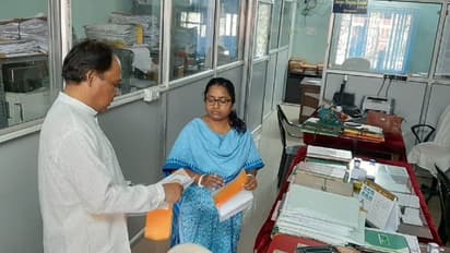 করোনা মোকাবিলায়  ৫০ লক্ষ খরচের প্রস্তাব, একাই জেলাশাসকের দপ্তরে হাজির  বিজেপি সাংসদ