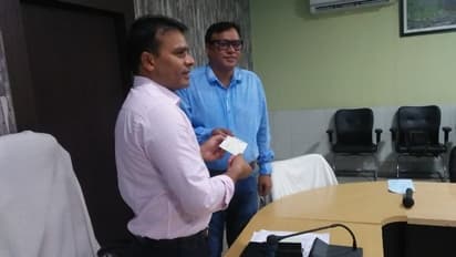 মানবিকতার নজির, করোনা মোকাবিলায় সরকারকে আর্থিক সাহায্য রায়গঞ্জের ব্যবসায়ীর