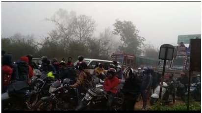 ബന്ദിപ്പൂര് ചെക്പോസ്റ്റില് 200 ലേറെ മലയാളികള് കുടുങ്ങി; കടത്തിവിടാനാവില്ലെന്ന് അധികൃതര്