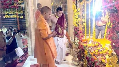 രാജ്യത്ത് ലോക്ക് ഡൗണ്‍ പ്രഖ്യാപിച്ച് മണിക്കൂറുകള്‍ക്കുള്ളില്‍ അയോധ്യ ക്ഷേത്രം സന്ദര്‍ശിച്ച് യുപി മുഖ്യമന്ത്രി