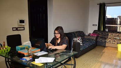 కరోనా కల్చర్: మున్ముందు వాళ్ళు వర్క్ ఫ్రం హోంకే ప్రియారిటీ...