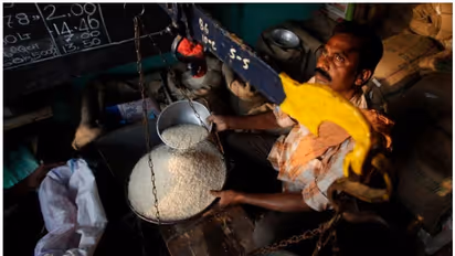 রাজ্য়ে রেশন মিলবে এবার দিন ও রাতে,   দোকান খোলার সময়সীমা বাড়াল সরকার