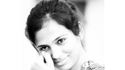 மேல் சட்டை பட்டன் போடாமல் போஸ் கொடுக்கும் ரம்யா பாண்டியன்.....! அம்மணிக்கு கொரோனா பயம் எல்லாம் இல்லியோ....