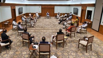 कैबिनेट की बैठक में भी दिखा कोरोना का खौफ, पीएम और मंत्रियों ने किया सोशल डिस्टेंसिंग का पालन